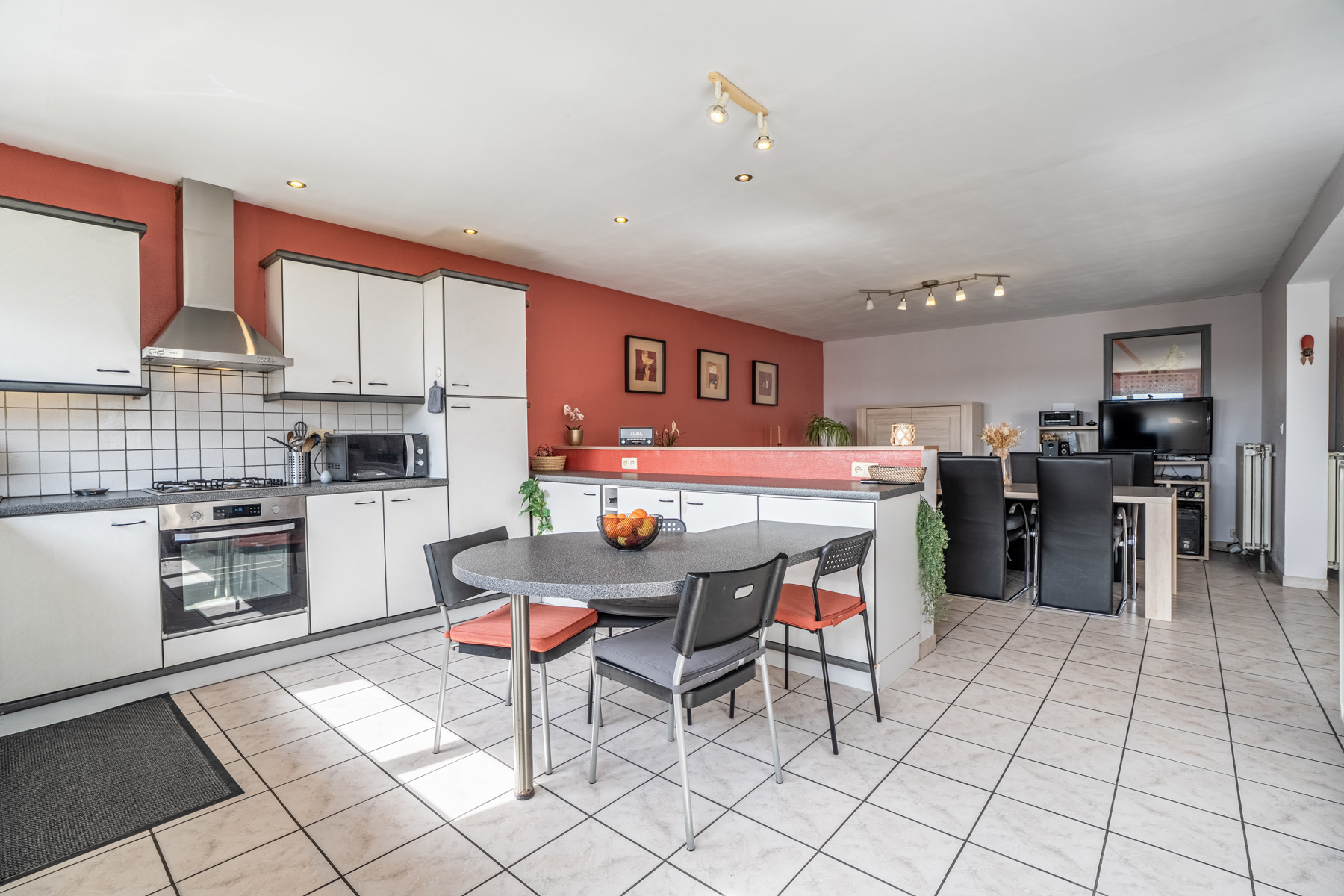 Charmante woning met 3 slaapkamers, tuin en oprit - foto 4