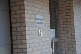 Ruim gelijkvloers appartement met 2 slaapkamers, tuin en garage in Residentie Quattro

Op zoek naar een instapklaar appartement met buitenruimte én garage? Dan is dit verzorgd gelijkvloers appartement in Residentie Quattro absoluut een bezoek waard!

Vandaag ingericht als kantoor, morgen uw nieuwe thuis. Dit ruime gelijkvloerse appartement wordt momenteel professioneel gebruikt als kantoorruimte, maar behoudt zijn residentiële bestemming en biedt alle voorzieningen om opnieuw als comfortabel woonappartement te worden ingericht. Met twee slaapkamers, een privatieve tuin en een garagebox beschikt u over alle troeven voor aangenaam wonen.
Een extra troef is de privatieve garagebox, gelegen achter het gebouw en inbegrepen in de verkoop.

Dit appartement werd opgetrokken in 2012 en biedt het comfort van aluminium schrijnwerk met hoogrendementsbeglazing, centrale verwarming op aardgas via een condensatieketel en een lift in het gebouw. Het appartement maakt deel uit van een goed onderhouden residentie op wandelafstand van winkels, openbaar vervoer en het centrum van Geraardsbergen.

Momenteel ingericht als kantoorruimte, maar juridisch vergund als woongelegenheid. Hierdoor biedt dit pand interessante mogelijkheden voor zowel particulieren als zelfstandigen. Wenst u het appartement opnieuw als woonst te gebruiken, dan dient enkel nog een badkamer te worden voorzien. Hiervoor is reeds een offerte beschikbaar. Een bestemming als kantoor of handelsruimte kan administratief aangevraagd worden bij de gemeente.

Troeven 
✔ Gelijkvloers appartement
 ✔ 2 slaapkamers
 ✔ Privatieve koer van ca. 22 m²
 ✔ Garagebox inbegrepen
 ✔ Lift aanwezig in de residentie
 ✔ Bouwjaar 2012
 ✔ Aluminium ramen met hoogrendementsbeglazing
 ✔ Condensatieketel op aardgas
 ✔ Centrale ligging nabij centrum en voorzieningen

Neem vandaag nog contact op met CasaVista Vastgoed voor meer informatie of een bezoek ter plaatse. Wij begeleiden u graag doorheen het appartement en beantwoorden met plezier al uw vragen!