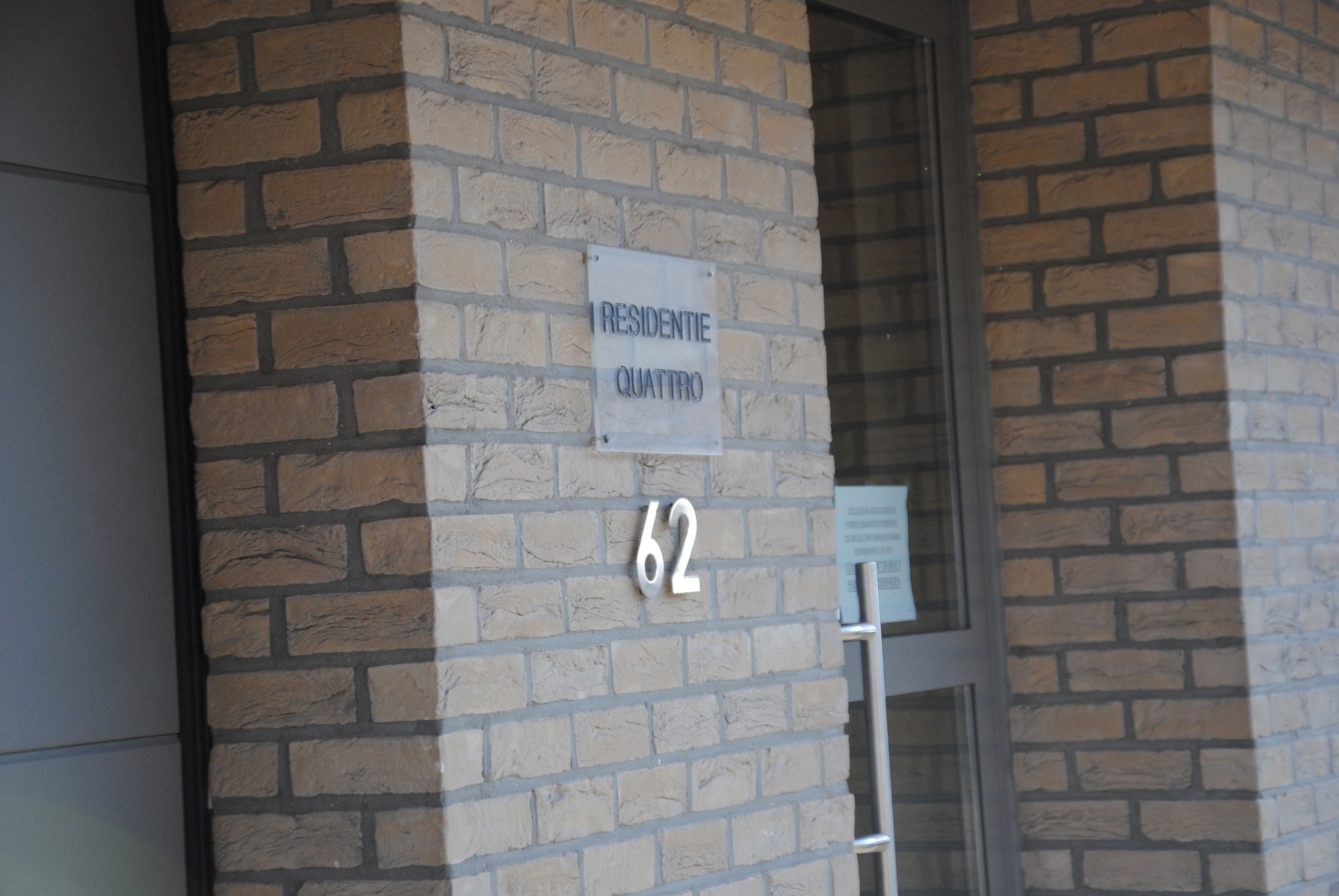 RUIM GELIJKVLOERS APPARTEMENT MET 2 SLPK, KOER EN GARAGE - foto 3