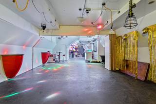 Dit appartement met leefruimte, keuken, badkamer met toilet, slaapkamer en terras bevindt zich op het vrachtschip "La Sonrisa" en wordt samen...