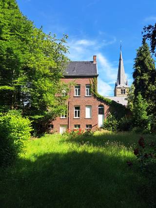 <strong>Izegem - Ruime pastorie met diepe tuin op landelijke ligging<br /><br />Eerste biedingsfase opgestart van 27 juli 2026 tot en met 14 augustus 2026 om 15u</strong><br /><br />Te koop via het biedingssysteem COVAST.<br />Domicill Vastgoed verzorgt voor u de biedingen op voorhand vast te leggen. <br /><br />In de schaduw van de kerktoren bevindt zich deze charmante en uitzonderlijk ruime pastorie, een eigendom die rust, karakter en functionaliteit perfect combineert. Dankzij haar landelijke ligging vormt deze woning de ideale thuisbasis voor gezinnen die op zoek zijn naar ruimte, terwijl ze tegelijkertijd uitstekende mogelijkheden biedt voor het inrichten van een praktijk, kantoor of thuiswerkruimte.<br />Het perceel beschikt bovendien over een prachtige, diepe tuin waar u in alle privacy kunt genieten van het buitenleven.<br />De woning biedt een royale oppervlakte en een doordachte indeling, verspreid over meerdere niveaus. Het hoofdgebouw heeft een bebouwde oppervlakte van ongeveer 198 m² op het gelijkvloers en bevindt zich op een perceel met een breedte van circa 28 meter. De voorgevel heeft een indrukwekkende breedte van ongeveer 20,1 meter.<br /><strong>Indeling:</strong>
<ul>
<li>Kelderverdieping: volledig onderkelderd.</li>
<li>Gelijkvloers: ruime inkomhal, twee bureauruimtes, woonplaats, salon, keuken, garage, berging, wasplaats en toilet.</li>
<li>Eerste verdieping: nachthal, vier volwaardige slaapkamers, badkamer en een extra kamer.</li>
<li>Zolderverdieping: ruime zolder met bijkomend potentieel.</li>
</ul>
Deze unieke eigendom biedt een zeldzame combinatie van authenticiteit, wooncomfort en multifunctionele mogelijkheden op een rustige en groene locatie. Een uitstekende opportuniteit voor wie op zoek is naar een ruime gezinswoning met karakter en toekomstmogelijkheden.<br /><br />Dit pand is onderhevig aan de renovatieverplichting die door de Vlaamse overheid wordt opgelegd voor residentiële gebouwen. Raadpleeg de website van het Vlaams Energie- en Klimaatagentschap via https://www.vlaanderen.be/een-huis-of-appartement-kopen/renovatieverplichting-voor-residentiele-gebouwen. <br /><br />Wacht niet te lang om deze unieke kans te grijpen. Kom het zelf ontdekken en ervaar de verschillende mogelijkheden die deze woning te bieden heeft. Wij staan klaar om u te verwelkomen in uw toekomstige droomhuis! Bel ons vrijblijvend op voor een bezoek en info. Wij begeleiden u graag met de glimlach op zoek naar uw droomwoning . T. 051 62 40 40.