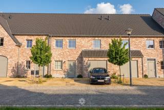 <p><span>DE PINTE - Wissenbulk</span><span>: </span><span>Ben je op zoek naar een nieuwbouw woning</span><span> </span><span>met tuin te huur in De Pinte? Dan is dit pand mogelijk exact wat je zoekt.</span></p><p><span> </span></p><p><span>De belangrijkste troeven: </span></p><ul><li><span>Gelegen in een nieuwe, rustige en kindvriendelijke woonbuurt aan een recreatief bosgebied, nabij sportpark Moerkensheide.</span></li><li><span>Ruime woning (221 m²) met aangename buitenruimte</span></li><li><span>Op fietsafstand van centrum, scholen en station De Pinte</span></li><li><span>Goede aansluiting naar E17 en N60</span></li></ul><p><span> </span></p><p><span> </span></p><p><span>Indeling gelijkvloers:</span><span><br />Inkomhal met gastentoilet, lichtrijke leef- en eetruimte met open ingerichte keuken (kookplaat, dampkap, oven, koelkast, vaatwasmachine) en inpandige garage (incl. aansluiting voor wasmachine). <br />Aan de voorzijde van de woning is er een onderhoudsvriendelijke oprit (twee autostaanplaatsen) met toegang tot de garage. </span></p><p><span>De woning beschikt over een zuidgerichte tuin met prachtig zicht, incl. tuinhuis.</span></p><p><span> </span></p><p><span>Indeling eerste verdieping:</span><span><br />Drie ruime slaapkamers, apart toilet en een badkamer uitgerust met ligbad, douche en lavabomeubel.</span></p><p><span> </span></p><p><span>Indeling tweede verdieping:</span><span><br />Heel ruime slaap- of hobbykamer en een ruime zolderberging. <br /><br /></span></p><p><span>Belangrijke informatie:</span></p><p><span>De woning dateert van 2017. Dankzij de goede isolatie, hogerendementsketel en ventilatiesysteem type D is de woning uiterst energiezuinig.</span></p><p><span>E peil: E47, EPC: </span><span>72,82 kWh/m²</span><span>.<br />Beschikbaar vanaf: </span><span>01/09/2026</span><span><br />Huurprijs: </span><span>€ 1350/maand</span><span><br /><br />Interesse in deze prachtige woning? Vraag dan snel jouw bezoek aan via www.axellenaerts.be!<br /><br /></span></p><p><span> </span></p>