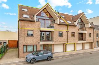 Dit 3 slaapkamer duplex appartement in “residentie Magali” kan U terugvinden in het centrum van Wetteren en is ideaal gelegen. In de directe...