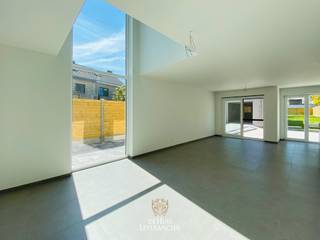 Laat u meteen betoveren door de vele troeven van deze adembenemende nieuwbouwwoning, waar stijl, comfort en functionaliteit naadloos samenkomen...