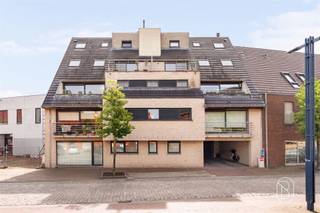 <p>Instapklaar appartement met zuidgericht terras, prachtig zicht op de Kluisberg, én aparte garagebox (20m²), gelegen op de eerste verdieping van een verzorgde residentie met lift in het landelijke Ruien.<br /><br />Dit lichtrijke appartement bevindt zich in de dorpskern van Ruien, een rustige omgeving aan de voet van de Kluisberg, met een vlotte verbinding naar Avelgem, Ronse en Oudenaarde (allen op maximaal 15 minuten rijden). Ideaal voor wie rustig wil wonen zonder in te boeten aan bereikbaarheid.<br /><br />Het appartement omvat een inkomhal, een ruime en aangename leefruimte met veel natuurlijke lichtinval en een open geïnstalleerde keuken. Via de leefruimte heeft u toegang tot het zonnige, zuidgerichte terras met mooi uitzicht op de Kluisberg. Verder beschikt het appartement over een apart toilet, twee slaapkamers (waarvan 1 met ingebouwde kasten), een badkamer met douche en lavabo, en een praktische wasplaats/bergruimte.<br /><br />Extra troef is de aparte garagebox, ideaal voor wagen, fietsen of extra stockage.<br /><br />Een interessante opportuniteit voor eigen bewoning, als investering of voor wie comfortabel en rustig wil wonen in de Vlaamse Ardennen.<br /><br />Meer info of plan je bezoek: wim@immobeguin.be<br />Te koop via Immo Beguin, uw vastgoedexpert sinds 2009, met kantoren in Ronse, Waregem, Kortrijk, Deinze, Doornik en Lessen.</p>
