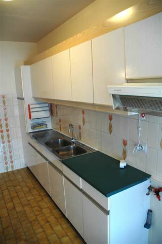 Op te frissen appartement op de tweede verdieping met terrasje en garage.Indeling: Inkomhal, living, keuken, badkamer met douche en toilet,...