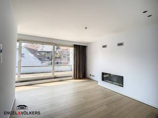 Duplex appartement met gunstige ligging nabij Gent-Zuid. Het appartement bevindt zich in een gebouw met slechts 4 andere entiteiten. Niet alleen het gebouw zelf, maar ook de straat is rustig doch zeer centraal. U komt binnen in een leefruimte die toegang geeft tot de zeer ruime keuken met eetruimte. De volledige beglazing langs de Zuid-Westelijke kant geeft een enorme lichtinval en langdurig genot van de zon op het ruime terras. U kijkt uit op een binnenkoer waar fietsen geplaatst kunnen worden.<br />Twee slaapkamers bevinden zich beneden. De andere is te vinden op de bovenste verdieping die tevens een tweede badkamer biedt en een extra ruimte met ruime bureau. Rustig vertoeven midden in het centrum!