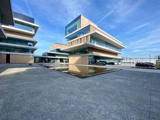 Bent u op zoek naar een unieke kantoorruimte op een toplocatie met onmiddellijke verbinding naar belangrijke snelwegen? Dan is deze kantoorruimte van 250 m² op de 2e verdieping van de innovatieve en hypermoderne bedrijvencampus 'O-Forty' precies wat u zoekt. Gelegen naast op- en afrit 9 Oostkamp én met visibiliteit langs de E40 biedt deze ruimte een uitstekende bereikbaarheid.<br /><br />De kantoren zijn instapklaar en voorzien van een moderne inrichting met zwarte tinten en glazen tussenwanden, waardoor de ruimte een lichtrijke en open uitstraling heeft. Naast een open space met afzonderlijke burelen beschikt het kantoor over vergaderruimtes, een afzonderlijke bel, kitchenette en sanitair.  U kunt ook gebruik maken van de gemeenschappelijke refter/ontspanningsruimte op de 4e verdieping en extra vergadermogelijkheden (en seminarie ruimtes) op het gelijkvloers. <br /><br />Deze bedrijvencampus biedt nog vele andere voordelen, zoals een event space, coworking space, foodbar, fitness, padel, badgesysteem, pakjesmuur en ruime ondergrondse parkeermogelijkheden. Onmiddellijk beschikbaar!<br />Neem contact op met PANORAMA B2B voor bijkomende inlichtingen, plannen of een vrijblijvend plaatsbezoek via 0479 70 70 73.