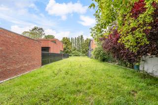 Op wandelafstand van het centrum van Halen ligt deze mooie bouwgrond voor half open bebouwing. Alle voorzieningen (school, jeugdbeweging, sport, winkels, gemeentehuis, horeca,...) bevinden zich hierdoor in de directe omgeving. Op +/- 150m is er een bushalte. Via de N2 is er een zeer vlotte verbinding. <br />In bijlage vindt u de verkavelingsvergunning, het verkavelingsplan en de verkavelingsvoorschriften. <br /><br />Interesse? 011/873307 of info@puur-groep.be
