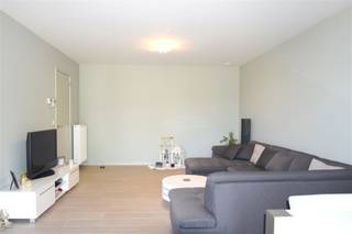 <p><span>Ruim en recent appartement (EPC A) in een kleinschalig complex, gelegen in de Heidestatiestraat, met o.a. een lichte leefruimte, ruime terrassen, twee slaapkamers en één badkamer.</span></p><p><span> </span></p><p><span>Indeling:</span></p><p><span>Het appartement bevindt zich op de eerste verdieping toegankelijk via trap of lift. De inkomhal is voorzien van gastentoilet met handenwasser en biedt ruimte voor een vestiaire kast. De lichte leefruimte geeft toegang tot het ruim zonneterras. De ingerichte open keuken met ontbijttoog is volledig uitgerust met combioven, inductie kookplaat, dampkap, vaatwasser, dubbele wasbak en koelkast. Vanuit de hal toegang tot een ruime berging met voorziening van wasmachine en droogkast. De twee slaapkamers hebben beide toegang tot een ruim terras. De ingerichte badkamer voorzien van dubbele wastafel en inloopdouche. Het volledige appartement is op tegelparket. </span></p><p><span> </span></p><p><span>Bijzonderheden:</span></p><p><span>- Huurprijs: € 1.050 + € 100 vaste kosten per maand (incl. autostaanplaats)</span></p><p><span>- 1-jarig contract (kan verlengd worden)</span></p><p><span>- Beschikbaar vanaf: 01/04/2026</span></p><p><span>- EPC A-label</span></p><p><span>- Gemeenschappelijke fietsenstalling</span></p><p><span>- Lift aanwezig</span></p><p><span>- Beveiligde deur</span></p><p><span>- Videofoon</span></p>