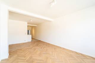 <p><strong>Gerenoveerd 2-slaapkamer appartement<br /><br /></strong><br />Bent u opzoek naar een gerenoveerd appartement met een centrale ligging?<br /><br />Dan is dit 2-slaapkamer appartement zeker iets voor u!<br /><br />Het appartement is gelegen op de 3e verdieping van een kleinschalig, net gerenoveerd appartementsgebouw. <br /><br />Met zijn nabijheid van de bruisende stad Antwerpen, op- en afrit van de snelweg, de bekende Fruithoflaan met winkels, scholen, parken, supermarkten en het openbaar vervoer maken van deze ligging een toplocatie! <br /><br />Dit stijlvol gerenoveerd appartement beschikt over een ruime woonruimte met volledig ingerichte open keuken en terras. Achteraan heeft het appartement plaatsgemaakt voor 2 slaapkamers en een badkamer met inloopdouche, wastafel met legkast en aansluiting voor was- en droogmachine.<br /><br />De woonruimte is afgesloten van het slaapgedeelte met stijlvolle deur voor het comfort, privacy en rust te garanderen. <br /><br />Dit appartement is kortom ideaal voor wie op zoek is naar een kwalitatieve woonst in een centrale, maar rustige buurt. <br /><br />Beschikbaar vanaf 01/10/2025 <br />Gemeenschappelijke kosten: €25,00/maand <br /><br />Laat deze kans u niet voorbij gaan en contacteer LISTED: +32 3 283 51 51.<br /><span></span></p>