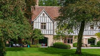 Deze magnifieke English Tudor bevindt zich in hartje Koningshof.Dit niveau van afwerking wordt zelden gezien en werd gerealiseerd onder het toeziende...