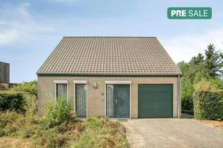 Op zoek naar een prachtige woning in de Vlaamse Ardennen? Dit ruime, vrijstaande huis uit 2002 dat we te koop aanbieden, biedt alles wat een modern gezin nodig heeft. Hier geniet je van van absolute rust zonder in te boeten op comfort.<br /><br />Wie een huis wil kopen in Ronse, zal meteen gecharmeerd zijn door de fantastische ligging van deze open bebouwing. Je woont hier op een steenworp van het prachtige Muziekbos, wat dit de ideale uitvalsbasis maakt voor wandel- en natuurliefhebbers. Ondanks deze uiterst rustige en groene locatie in Ronse, is de uitstekende bereikbaarheid een grote troef. Het openbaar vervoer bevindt zich immers vlakbij, waardoor je vlotte verbindingen hebt met de omliggende steden en gemeenten.<br /><br />Bovendien is deze eigendom die te koop staat voorzien van een grote, groene en uiterst rustige tuin waar het op elk moment van de dag heerlijk vertoeven is.<br /><br />De praktische indeling van deze instapklare woning in Ronse is als volgt:<br /><br />Gelijkvloers:<br />-een uitnodigende leefruimte met open keuken;<br />-handige wasruimte met voldoende plaats voor jouw toestellen;<br />-ruime garage voor jouw wagen en extra opbergruimte.<br /><br />Eerste verdieping:<br />-drie zeer ruime slaapkamers;<br />-comfortabele badkamer met alle nodige voorzieningen.<br /><br />Zolder:<br />-handige zolderruimte die de ideale mogelijkheid biedt voor extra stockage.<br /><br />Wil je dit unieke huis kopen en ben je benieuwd naar alle mogelijkheden ter plaatse? Aarzel dan niet en neem vandaag nog contact op met ons kantoor voor een bezoek!<br /><br />ALGEMENE INFO:<br />-perceel: 1.377 m²;<br />-bewoonbaar: 125 m²;<br />-EPC "B";<br />-3 slaapkamers;<br />-dubbel glas;<br />-geïsoleerde spouwmuur;<br />-verwarming: aardgas (nieuwe brander (2021));<br />-waterverzachter;<br />-regenwaterput (5.000L)<br /><br /><br />De eigendom wordt aangeboden via de Pre-sale formule. Op 25/08/2026 tussen 17:00 en 19:00 kan u het huis op afspraak komen bezichtigen en een bod uitbrengen. De vermelde prijs is een instelprijs. Voor meer info, gelieve contact op te nemen met de dossierverantwoordelijke.<br /><br />Bestuursmaatregelen in het maatregelenregister: nee