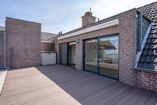 <h2>Appartement op 2e verdieping - mét lift en groot terras!</h2>
<p><span>Op een toplocatie <strong>nabij het centrum van Stabroek</strong> vindt u dit <strong>recent appartement</strong> op de tweede verdieping. Het gebouw is uitgerust met een <strong>lift</strong> en wordt uitstekend onderhouden.</span></p>
<h2>Indeling</h2>
<h3><strong>Inkom &amp; leefruimte</strong></h3>
<ul>
<li>
<p><span>Inkomhal met <strong>apart gastentoilet</strong></span></p>
</li>
<li>
<p><span><strong>Ruime woonkamer</strong> op parket met grote schuiframen</span></p>
</li>
<li>
<p><span>Toegang tot het <strong>uitzonderlijk grote zuidwestgerichte terras</strong> met <strong>automatische zonneluifel</strong></span></p>
</li>
<li>
<p><span><strong>Open keuken</strong> voorzien van alle toestellen</span></p>
</li>
</ul>
<h3><strong>Slaapgedeelte &amp; comfort</strong></h3>
<ul>
<li>
<p><span><strong>Twee slaapkamers</strong></span></p>
</li>
<li>
<p><span><strong>Berging</strong> met aansluiting voor was- en droogautomaat</span></p>
</li>
<li>
<p><span><strong>Badkamer</strong> met douche en dubbele lavabo met meubel</span></p>
</li>
<li>
<p><span><strong>Grote bergzolder</strong> voor extra stockage</span></p>
</li>
</ul>
<h3><strong>Parkeren &amp; extra’s</strong></h3>
<ul>
<li>
<p><span><strong>Inclusief overdekte autostaanplaats</strong></span></p>
</li>
<li>
<p><span><strong>Fietsenstalling</strong> aanwezig in het gebouw</span></p>
</li>
<li>
<p><span><strong>Lage algemene kosten<br /></strong></span></p>
</li>
<li><span><strong>EPC Label B - 196 kWh m²/j</strong></span><span><strong></strong></span></li>
<li><span><strong>EK niet conform - BEPERKTE OPMERKINGEN</strong></span></li>
<li>
<p><span>Rustig, verzorgd en recent gebouw met hoog wooncomfort</span></p>
</li>
</ul>
<div></div>
<h2>Bezoek ter plaatse</h2>
<p><span>Contacteer <strong>Vastgoed03</strong> via <span>03 568 03 03</span> voor meer informatie of een bezoek.</span></p>
