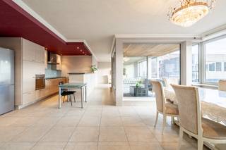 Op een toplocatie, <strong>pal in het centrum </strong>van Ingelmunster en op <strong>amper 50 meter van de markt</strong>, bevindt zich dit verrassend ruime en uitstekend onderhouden appartement. Winkels, horeca, openbaar vervoer en alle dagelijkse voorzieningen liggen op wandelafstand, waardoor u geniet van een uiterst comfortabele woonomgeving.<br />Via de inkomhal, voorzien van een gastentoilet, bereikt u een eerste slaapkamer die ook perfect dienst kan doen als bureau of hobbyruimte.<br />De <strong>lichtrijke leefruim</strong>te met eetplaats sluit naadloos aan op de<strong> volledig ingerichte keuken</strong>. Dankzij de g<strong>rote raampartijen</strong> baadt deze ruimte in natuurlijk licht en geniet u van een aangenaam open gevoel. Aansluitend bevindt zich een <strong>praktische berging, ideaal voor extra opslag en huishoudelijke voorzieningen.</strong><br />Vanuit de leefruimte heeft u rechtstreeks toegang tot <strong>de ruime, gezellige patio met terras.</strong> Deze private buitenruimte vormt een echte meerwaarde en biedt alle rust om te ontspannen of gezellig te tafelen, ondanks de centrale ligging.<br />De nachthal leidt naar de verzorgde badkamer, uitgerust met een douche en een stijlvol lavabomeubel. Daarnaast is er een tweede afzonderlijk toilet aanwezig. Verder beschikt het appartement over nog twee ruime slaapkamers die garant staan voor optimaal wooncomfort.<br />Dit instapklare appartement combineert een uitstekende <strong>centrale ligging</strong> met een doordachte indeling,<strong> ruime leefvolumes</strong> en een<strong> unieke buitenruimte.</strong> Een ideale woonst voor wie comfortabel en centraal wil wonen zonder in te boeten aan rust en kwaliteit.<br />Wenst u graag een bezoekje neem dan contact op, op het nummer 0476 356043