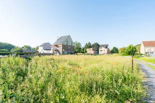 Opzoek naar een bouwgrond voor een HOB (Half Open Bebouwing)?<br /><br />Deze bouwgrond van 355m2 is gelegen op een gunstige locatie met vlotte verbinding tussen Merchtem en Wemmel. Het open zicht achteraan is een fantastische troef voor dit perceel. <br /><br />Contacteer ons voor jouw specifieke droomwensen en bouwvoorschriften.