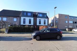 <strong>INDELING</strong><br /><strong>2DE VERDIEPING</strong><br />Woonkamer voorzien van bureel met ingemaakte kast en toegang naar het terras, open keuken voorzien van de volgende toestellen nl. spoeltafel, inductiekookplaat, afzuigkap, vaatwasmachine, heteluchtoven, koelkast en diepvriezer, slaapkamer met aansluitende badkamer voorzien van lavabo, douchecel en toilet. <br /><br /><strong>DAKVERDIEPING</strong><br />Geïsoleerde zolderruimte met aardgasbrander van de C.V. en warmwater, met aansluiting voor wasmachine en ventilatiesysteem.<br /><br /><strong>BUITEN</strong> <br />Zuid-west georiënteerd terras. <br /><br />Geen gemeenschappelijke kosten.