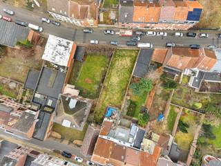 TOP !!! Situé en plein CENTRE avec jardin ! DESCRIPTION : entrée et cage d'escalier, double séjour, cuisine, débarras, salle de bain, 2 chambres...