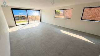 <h3><span>Instapklare nieuwbouwwoning met 4 slaapkamers, 2 badkamers en zonnige tuin</span></h3><p><span>Ontdek deze ruime en energiezuinige nieuwbouwwoning met een bewoonbare oppervlakte van maar liefst 190 m², rustig en landelijk gelegen in het charmante Lierde, op korte afstand van het station en diverse voorzieningen.</span></p><p><span>Via de private inkom betreedt u de woning, waar een praktische inkom- en traphal met gastentoilet u verwelkomt. De lichtrijke leefruimte vormt het hart van de woning en biedt dankzij de grote raampartijen een prachtig zicht op het terras en de tuin. De open indeling creëert een aangename woonbeleving met veel ruimte voor het hele gezin.</span></p><p><span>Op de eerste verdieping bevinden zich twee volwaardige slaapkamers, een ruime nachthal, een afzonderlijk toilet en een stijlvolle badkamer uitgerust met een lavabomeubel en een comfortabele inloopdouche.</span></p><p><span>De tweede verdieping beschikt eveneens over twee ruime slaapkamers, een praktische berging en een tweede badkamer voorzien van een lavabomeubel en ligbad, ideaal voor grotere gezinnen of wie extra comfort wenst.</span></p><p><span>Deze woning voldoet aan de hedendaagse energienormen en is uitgerust met vloerverwarming aangestuurd door een energiezuinige lucht-waterwarmtepomp. Daarnaast is er een gemeenschappelijke regenwaterput voorzien.</span></p><p><span>Extra troeven:</span></p><ul><li><span>190 m² bewoonbare oppervlakte </span></li><li><span>4 ruime slaapkamers </span></li><li><span>2 volwaardige badkamers </span></li><li><span>Zonnige tuin en terras </span></li><li><span>Energiezuinige verwarming via lucht-waterwarmtepomp </span></li><li><span>Vloerverwarming </span></li><li><span>Rustige, landelijke ligging </span></li><li><span>Nabij station van Lierde </span></li><li><span>Kleinschalig nieuwbouwproject met slechts 3 entiteiten </span></li><li><span>Mogelijkheid tot aankoop van extra achterliggende tuingrond </span></li><li><span>Zonnepanelen aanwezig </span></li><li><span>Ventilatiesysteem type C+</span></li></ul><p><span>Verplicht aan te kopen:</span><span> dubbele carport.</span></p><p><span>Grondaandeel: 120 000 euro + registratierechten</span></p><p><span>Constructieaandeel gebouw + carport: 264 000 euro + 21% btw </span></p><p><span>Kosten nutsvoorzieningen 4466,34 € + btw</span></p><p><span>Prijzen zijn exclusief nutsvoorzieningen, btw, verkooprechten en notariskosten.</span></p><p><span>Interesse in deze ruime gezinswoning? Reageer op de advertentie en wij nemen contact met u op voor het inplannen van een bezoek. Een unieke kans voor wie op zoek is naar ruimte, comfort en energiezuinig wonen in een groene omgeving.</span></p>