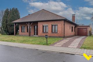 Rust, ruimte en potentieel in GeelIn de doodlopende straat Groenhuis 12, aan de rand van Geel, bevindt zich deze solide laagbouwwoning met karakter...