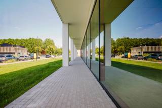 Deze handelsruimte maakt deel uit van het prestigieuze project Gouwy en geniet van een centrale ligging in Sint-Martens-Latem, een gemeente die bekendstaat om haar exclusieve woonkwaliteit. Dankzij deze toplocatie is er maximale visibiliteit en een constante stroom van voorbijgangers.<br /><br />Het handelspand/kantoor wordt casco aangeboden, waardoor de koper volledige vrijheid heeft om de ruimte naar eigen noden en wensen in te richten. Dit maakt het pand uitermate geschikt voor diverse commerciële of professionele doeleinden.<br /><br />De handelsruimte bevindt zich op het gelijkvloers van de residentie. Het ontwerp van Gouwy, gerealiseerd door Bontinck Architecture & Engineering, legt sterk de nadruk op licht en openheid. De grote raampartijen zorgen voor een overvloed aan natuurlijk daglicht, wat het werkcomfort verhoogt en de zichtbaarheid van de ruimte versterkt.<br /><br />Bij het pand horen maar liefst 37 ondergrondse en 8 bovengrondse parkeerplaatsen, een absolute meerwaarde voor zowel medewerkers als klanten.<br /><br />De handelsruimte beschikt over een bruto vloeroppervlakte (BVO) van 1.296,33 m².<br /><br />Voor meer informatie neem contact op met Krista op 0470 70 72 26