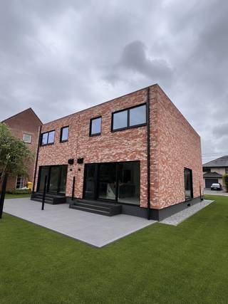 <p>Interesse? Vragen? Plan dan zelf je bezoek in via onze digitale kalender of neem gerust contact op met Olivier Boon via olivier.boon@copandi.be of via +32 468/35 17 50.</p><p></p><p>Op een toplocatie te Baal, op wandelafstand van het centrum met winkels, scholen en openbaar vervoer, bevindt zich deze passieve halfopen nieuwbouwwoning met 4 slaapkamers en een E-peil van -18 in een rustige fietsstraat op een mooi perceel van 5a90ca. Deze ligging is een ideale uitvalsbasis met een vlotte bereikbaarheid richting Leuven, Brussel, Antwerpen en Mechelen.<br /><br />Deze splinternieuwe innovatieve woning is uitgerust met lucht/lucht-warmtepompen, zonnepanelen , thuisbatterij, warmtepompboiler, ventilatiesysteem type D+, een volledig ingerichte luxe design keuken met keukeneiland en een moderne badkamer met ligbad en douche.</p><p></p><p>We betreden de woning via de inkomhal met gastentoilet en vestiaire. De lichtrijke leefruimte biedt plaats voor een gezellige zithoek en een aparte eetruimte. De open keuken is mooi geïntegreerd en voorzien van kwalitatieve Miele toestellen, bestaande uit een oven, microgolfoven, vaatwasmachine, koelkast met vriesvak en inductiekookplaat met afzuiging. Vanuit de open leefruimte heeft u toegang tot het ruime terras en de tuin, waar u in alle rust en privacy kunt genieten. Op het gelijkvloers vindt u tevens een praktische berging. Op de eerste verdieping geeft de nachthal toegang tot vier slaapkamers, een apart toilet, een badkamer uitgerust met dubbele lavabo, inloopdouche en ligbad, en tot slot nog een berging.</p><p></p><p>Buiten is er een aangelegde oprit met plaats voor twee wagens, een terras en een tuinberging.</p><p></p><p>De woning zit momenteel in de afwerkingsfase en zal beschikbaar zijn vanaf 1 augustus 2026. De maandelijkse huurprijs bedraagt € 1.550 per maand.</p><p></p><p>Wij bieden 2 identieke halfopen woningen aan op deze locatie. De bezoeken zullen plaatsvinden op vrijdag 26 juni.</p><p></p><p><strong>Let op: de getoonde interieurfoto's zijn van een kijkwoning, de materialen in deze woning zijn hetzelfde maar de woning is niet bemeubeld. De exterieurfoto's aangevuld met een impressie om een beter beeld te vormen na afwerking.</strong><br /></p><p>✅ Vier slaapkamers <br />✅ Nieuwbouwwoning EPC A+<br />✅ Centrale ligging met vlotte bereikbaarheid<br />✅ Luxe design keuken met Miele toestellen<br />✅ Zonnepanelen - Batterij - Warmtepomp<br />✅ Lage energiekosten</p><p>✅ Onderhoudsvriendelijke tuin met tuinberging<br /><br /></p><p>Kan u niet wachten om deze woning te bezoeken? Plan dan snel uw afspraak in! Of contacteer ons voor meer informatie op 0468/35 17 50 of via olivier.boon@copandi.be<br /></p>