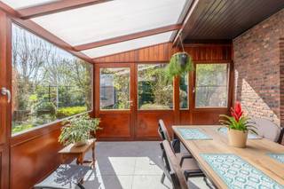 Rustig gelegen in de <strong>groene rand rond Sint-Niklaas</strong>, met een prachtig open zicht op de omliggende velden, bevindt zich deze vrijstaande bungalow op een <strong>royaal perceel van 1.371 m²</strong>. Een eigendom die zich uitstekend leent voor wie op zoek is naar comfortabel, gelijkvloers wonen in een <strong>rustige en groene omgeving</strong>.<br /><br />U betreedt de woning via de inkomhal met apart gastentoilet. De leef- en eetruimte vormt het hart van de woning en wordt gekenmerkt door een aangename lichtinval en een sfeervolle houtkachel. Aansluitend bevindt zich de in 2022 volledig vernieuwde keuken. De veranda sluit naadloos aan op de leefruimte en vormt een ideale plek om het hele jaar door te genieten van de rustige, groene omgeving.<br /><br />Verder beschikt de woning over <strong>drie volwaardige slaapkamers</strong> en een badkamer. De <strong>zolderverdieping</strong>, bereikbaar via een trapluik, biedt bijkomende bergruimte en potentieel voor verdere invulling.<br /><br />Enkele troeven op een rij:<br />- conforme elektrische installatie<br />- <strong>dubbele garage</strong><br />- <strong>zonnepanelen</strong> (10.920 Wp)<br />- dakisolatie (18 cm minerale wol). <br /><br />Deze eigendom combineert een praktische indeling met een goede, structurele basis en vormt een uitstekende opportuniteit voor wie op zoek is naar rust, gezelligheid en wooncomfort. Interesse? Contacteer ons via laurens@claves.be of op het nummer 0476 21 35 46.