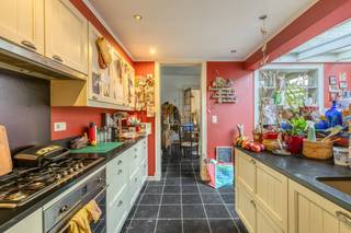 De moeite waard!Een uniek huis met 3 slaapkamers, leuke stadskoer en garage op wandelafstand van het centrum van Roeselare.De woning heeft volgende indeling:Gelijkvloers: - Leefruimte - Ingerichte keuken voorzien van 4 kookplaten, dampkap, oven, koelkast, vaatwas en dubbele spoelbak- Eethoek- Badkamer met lavabo en douche- Apart toilet- Zonning terras- Garage1ste verdiep:- 2 slaapkamers2de verdiep:- Ruime slaapkamer Specifieke kenmerken:- Gezellige woning met ruimte- Centrale ligging nabij het centrum van Roeselare op wandelafstand van scholen, winkels....Ben jij benieuwd naar dit gezellig huis op een toplocatie van Roeselare? Neem dan zeker contact op. Zeker een bezoek waard! Deze AI-visualisaties zijn bedoeld als inspiratie. Er werd geen rekening gehouden met technische specificaties, stedenbouwkundige voorschriften of de concrete mogelijkheden tot realisatie.Dit pand is onderworpen aan de renovatieverplichting van de Vlaamse overheid voor residentiële gebouwen (behoudens bij sloop binnen 5 jaar na de aankoop). Consulteer voor meer informatie de website van het Vlaams Energie- en Klimaatagentschap via https://www.vlaanderen.be/een-woning-kopen/renovatieverplichting-voor-residentiele-gebouwen