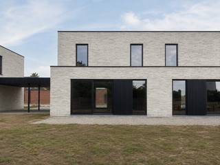 <span>indeling van woning</span>
<h3><span>gelijkvloers</span></h3>
<span>De lichtrijke leefruimte, eetplaats en keuken vormen één open en aangenaam geheel, waarbij de eetruimte rechtsreeks aansluit op het terras en de tuin met een zuidwestelijke oriëntatie. Daar geniet je volop van de namiddag- en avondzon. Een aparte berging biedt de nodige praktische opbergruimte, terwijl de inpandige carport zorgt voor een beschutte parkeerplaats aan de woning.</span>

<h3><br /><span>eerste verdieping</span></h3>
- 3 ruime slaapkamers <br />- badkamer met ligbad en inloopdouche<br />- een apart toilet
<h3><br /><span>duurzaamheid en energie</span></h3>
Bij het ontwerp stonden energie-efficiëntie en wooncomfort centraal.<br />De woning is uitgerust met:<br />- zonnepanelen<br />- balansventilatie met warmterecuperatie<br />- condenserende gaswandketel
<h3><br /><span>afwerking en prijs</span></h3>
- De woning is wind- en waterdicht afgewerkt. Keuken, badkamer en vloerbekleding kies je zelf, volgens jouw smaak en budget. Of koop casco en werk zelf verder af.<br />- De vermelde prijs betreft de volledig afgewerkte woning (zonder aanleg tuin en terras) exclusief btw en verkoopkosten.