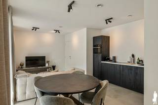 <h1><span>Prachtig en energiezuinig appartement (72 m²) met 1 slaapkamer en zuidgericht terras op de DOK+ site te Mechelen</span></h1>
<p><strong><span>ALGEMENE KENMERKEN:</span></strong></p>
<ul>
<li>
<p><span>Prachtig en lichtrijk gelijkvloers appartement met een bewoonbare oppervlakte van 72 m²</span></p>
</li>
<li>
<p><span>Gelegen op de prachtige en moderne DOK+ site te Mechelen</span></p>
</li>
<li>
<p><span>Hoogwaardige en stijlvolle afwerking met bijzondere aandacht voor comfort, kwaliteit en energiezuinigheid</span></p>
</li>
<li>
<p><span>Ruim en zuidgericht terras van 10 m² waar u heerlijk kan genieten van de zon</span></p>
</li>
<li>
<p><span>Uitstekende ligging aan de stadsrand, op wandel- en fietsafstand van het bruisende centrum van Mechelen</span></p>
</li>
<li>
<p><span>Winkels, scholen, horeca en openbaar vervoer bevinden zich in de onmiddellijke omgeving</span></p>
</li>
<li>
<p><span>Zeer vlotte bereikbaarheid via de E19 richting Antwerpen en Brussel</span></p>
</li>
<li>
<p><span>Mogelijkheid tot aankoop van een privatieve autostaanplaats (€ 32.500) en kelderberging (€ 7.500)<br /></span></p>
</li>
</ul>
<ul>
<li><span>Aankoop onder registratierechten</span></li>
</ul>
<p><strong><span><br />TECHNISCHE KENMERKEN:</span></strong></p>
<ul>
<li>
<p><span>Uitstekende EPC-score: </span><strong><span>Label A</span></strong></p>
</li>
<li>
<p><span>Elektrische installatie conform het AREI</span></p>
</li>
<li>
<p><span>Asbestveilig</span></p>
</li>
<li>
<p><span>Energiezuinige warmtepomp met vloerverwarming</span></p>
</li>
<li>
<p><span>Aluminium raamprofielen met hoogrendementsbeglazing (HR++)</span></p>
</li>
<li>
<p><span>Ventilatiesysteem type D<br /></span></p>
</li>
<li><span>Zonnepanelen<br /><br /></span></li>
<li>Gemeenschappelijke fietsenstalling en kruidentuin met verzichten</li>
</ul>
<p><strong><span>INDELING:</span></strong></p>
<p><strong><span>Gelijkvloers appartement:</span></strong></p>
<ul>
<li>
<p><span>Inkomhal met afzonderlijk gastentoilet</span></p>
</li>
<li>
<p><span>Aangename en lichtrijke leefruimte met open, volledig ingerichte keuken</span></p>
</li>
<li>
<p><span>1 volwaardige slaapkamer voorzien van praktische inbouwkasten</span></p>
</li>
<li>
<p><span>Stijlvolle badkamer uitgerust met een inloopdouche en dubbele lavabo</span></p>
</li>
<li>
<p><span>Praktische berging met extra opbergruimte</span></p>
</li>
<li>
<p><span>Zuidgericht terras van 10 m², ideaal om in alle rust van het buitenleven te genieten</span></p>
</li>
</ul>
<p><strong><span>TROEVEN:</span></strong></p>
<p><span>Dit stijlvolle appartement combineert hedendaags wooncomfort, een energiezuinige uitrusting en een uitstekende ligging op de gegeerde DOK+ site. Dankzij de lichtrijke leefruimte, kwalitatieve afwerking en het aangename zuidgerichte terras is dit appartement de ideale keuze voor starters, alleenstaanden of investeerders die op zoek zijn naar een toekomstgerichte woonoplossing op een toplocatie in Mechelen.</span></p>
<p><strong><span>Een unieke kans om comfortabel en energiezuinig te wonen op een boogscheut van het bruisende stadscentrum!</span></strong></p>