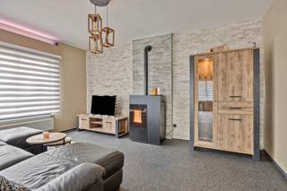 <p><strong>INSTAPKLARE GEZINSWONING (HOB) MET 3 RUIME SLAAPKAMERS EN GARAGE/BIJGEBOUW VAN 77 M2 OP PERCEEL VAN 10A48CA TE HASSELT !<br /><br /></strong>Wie op zoek is naar een zo goed als instapklare, ruime gezinswoning met veel leef- en bergruimte en nood heeft aan een ruime tuin of veel grond aanpalend aan zijn/haar thuis, is bij deze woning aan het juiste adres! Dankzij de ligging aan de Kempische Steenweg bereik je in no-time Hasselt- en Zonhoven-centrum, alsook de oprit naar de autostrade. Natuurliefhebbers vinden de bosrijke en groene omgeving van domein Kiewit, parkdomein Bokrijk en de Platwijers hier vlakbij. <br /><br />De woning werd gebouwd in 1962, doch grotendeels gerenoveerd vanaf 2022. Zo werden vernieuwd: de elektriciteit (goedgekeurd), waterleidingen -en afvoeren, ramen, het dak van de bijbouw incl. isolatie, spouwmuurisolatie, vloeren, binnendeuren, plaatsen van rolluiken (benedenverdieping) en plaatsen van een pelletkachel,...<br /><br />De benedenverdieping bestaat, wat betreft indeling uit een uiterst ruime en gezellige leefruimte, een zeer ruime hal die de verschillende ruimtes verbindt en waarin voldoende vestiaire-ruimte onder de trap te vinden is, een aparte eetplaats / bureel /... met daarna nog een ruime, gerieflijke keuken, gevolgd door de badkamer / wasplaats met apart toilet. Vanuit de keuken bereik je het terras met ruime tuin.<br /><br />Via de met natuursteen beklede trap betreed je de eerste verdieping. Hier bevindt zich een ruime nachthal met de mogelijkheid om in de toekomst vrij eenvoudig een vaste trap naar de zolderverdieping te voorzien. Daarnaast werd de aanzet reeds gegeven voor de installatie van een apart toilet op deze verdieping. Verder tref je hier drie zeer ruime slaapkamers (22 m2, 20 m2 en 16 m2). De zolderverdieping zou op termijn eventueel ook verder kunnen worden ingericht en is hoog genoeg voor het creëren van (een) extra slaapkamer(s).<br /><br />Parkeerruimte vind je hier meer dan voldoende dankzij de brede oprit. Aan de buitenzijde bevindt zich verder nog een deftige tuin die zuidoostelijk gericht is en een garage / bijgebouw van circa 77 m2 (5,4m breed op 14,5m diep), hetgeen voor heel wat berg-/werkruimte zorgt.<br /><br />Interesse? Contacteer ons op 011/96.51.76 of mail naar info@momentumvastgoed.be voor een bezoek ter plaatse!</p>