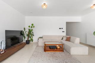 <p>Droom je van comfortabel en stijlvol wonen met een zonnige tuin, én dat op een topligging vlak bij het centrum van Sint-Niklaas? Dan is dit prachtige, recent gebouwde gelijkvloers appartement precies wat je zoekt!</p>

<p>Bij het binnenkomen word je meteen gecharmeerd door de verzorgde inkomhal, die toegang biedt tot alle ruimtes. De ruime slaapkamer van 16 m² garandeert rust en comfort, terwijl de moderne badkamer van 9 m² met inloopdouche en dubbele wastafel een echte eyecatcher is. Daarnaast zijn er nog een apart toilet en een handige technische berging.</p>

<p>Het absolute pronkstuk van dit appartement is de royale leefruimte van maar liefst 58 m². Dankzij de grote raampartijen baadt deze ruimte in het licht en geniet je van een prachtig zicht op én directe toegang tot de zonnige tuin. De volledig uitgeruste open keuken, voorzien van alle moderne toestellen en slimme opbergruimte, maakt het plaatje compleet – ideaal voor gezellige avonden en culinaire momenten.</p>

<p>Ook op vlak van energie en comfort zit je hier goed: met een ventilatiesysteem type D en een hoogrendementsketel woon je hier niet alleen aangenaam, maar ook energiezuinig.</p>

<p>Kortom: een instapklaar, modern appartement met tuin, ruimte en een uitstekende ligging, een unieke kans die je niet wil missen!</p>

<p>Plan vandaag nog je bezoek en laat je verrassen!</p>