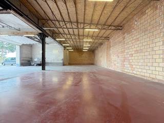 Goed gelegen opslagruimte met een oppervlakte van 360m².<br /><br />De loods is toegankelijk via twee geautomatiseerde sectionale poorten (3.90m) en een loopdeur.<br />Voorzieningen : stadswater, boorputwater, verlichting, drijfkracht en perslucht.<br /><br />Binnen de loods is er ook nog een aparte atelierruimte, sanitaire voorzieningen bestaande uit toiletten en douche + een kitchenette/eetruimte.<br /><br />Ruime parkeer- en manoeuvreerruimte op de verharde site voor- en naast de loods.<br /><br />Deze opslagruimte bevindt zich op enkele minuten rijden van het op- en afrittencomplex van de E403 (afrit Ruddervoorde).