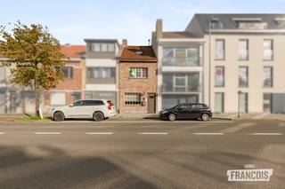 Op zoek naar een moderne, lichtrijke woning in Sint-Andries? Deze instapklare rijwoning combineert hedendaags wooncomfort met een aangename buitenruimte en een uitstekende ligging nabij de Expresweg.<br /><br />Met een bewoonbare oppervlakte van 135 m² biedt deze woning alle ruimte voor comfortabel gezinsleven. De leefruimtes genieten van een aangename lichtinval en vormen een uitnodigende thuis. Op het gelijkvloers bevindt zich de badkamer, terwijl de drie volwaardige slaapkamers boven voor voldoende privacy zorgen.<br /><br />Achteraan wacht een gezellige zuidoost gerichte tuin met terras en tuinhuis, ideaal om op zonnige dagen heerlijk buiten te genieten. De woning werd bovendien voorzien van een vernieuwd plat dak in 2025 en beschikt over een gloednieuwe pellet kachel waarmee de woning zo goed als volledig verwarmd kan worden. Parkeergelegenheid is in de nabije omgeving voldoende beschikbaar.<br /><br />De ligging in Sint-Andries, nabij de Expresweg, zorgt voor een vlotte verbinding en maakt deze woning interessant voor wie dicht bij de stad wil wonen met belangrijke verbindingswegen binnen handbereik. Wil je deze eigendom zelf ontdekken? Vraag vandaag nog je bezoek aan bij Immo Francois. Eva helpt je graag verder in Sint-Andries, Sint-Michiels en Varsenare.<br /><br />Denk je eraan om je woning te verkopen? Neem vrijblijvend contact op met Eva van Immo Francois in Oostkamp voor een gratis schatting via eva@immofrancois.be.<br /><br />