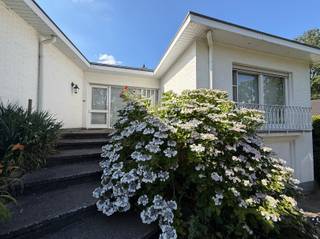 <p><span>VILLA OP DE GRENS VAN SCHILDE EN ZOERSEL MET VEEL POTENTIEEL!</span></p><p><span>Deze lichtrijke villa op een perceel van 2.056 m² met een bewoonbare oppervlakte van 288 m² is gelegen in een groene rustige residentiële buurt. </span></p><p><span>Ze biedt royale leefruimtes, een rustige ligging op de grens van Schilde en Zoersel en de mogelijkheid om volledig af te stemmen op de woonwensen van vandaag.</span></p><p><span>De ruime leefruimte (70 m²) met centrale haard geniet dankzij de grote raampartijen van een open en luchtig gevoel, aansluitend een serrekamer (27 m²), ideaal als bureau, speelkamer of extra zithoek met zicht op de tuin.</span></p><p><span>De keuken (21 m²) met directe aansluiting naar het overdekte terras voorzien van veel opbergruimte en toestellen, biedt interessante mogelijkheden om structureel uit te groeien tot een hedendaagse leefkeuken. </span></p><p><span>Verder beschikt de woning over drie slaapkamers. De master bedroom (29 m²) is voorzien van uitgebreide kastenwanden, een tweede slaapkamer (20 m²) met eigen balkon en de derde kamer (14 m²) is momenteel ingericht als bureau.</span></p><p><span>De badkamer is ingericht met een dubbel lavabomeubel, bad-/douchecombinatie en maatkasten.</span></p><p><span>Het zwembad (12 x 4 m), poolhouse (40m²) met sauna, separaat toilet en het ruime zonneterras zorgen voor een echt vakantiegevoel in eigen tuin met optimale privacy.</span></p><p><span>Een bijkomende troef is de volledige onderkeldering. Naast de inpandige garage biedt deze verdieping tal van mogelijkheden voor hobby, opslag, atelier of ontspanningsruimte.</span></p><p><span>De troeven op een rij:</span></p><ul><li><span>Rustige residentiële topligging</span></li><li><span>Welness: zwembad, poolhouse en sauna </span></li><li><span>Volledige onderkeldering met tal van gebruiksmogelijkheden </span></li><li><span>Solide constructie met interessante volumes </span></li><li><span>Uitstekende basis voor te actualiseren naar hedendaagse woon- en comfortnormen </span></li></ul><p><span> </span></p><p><span>Deze villa combineert ruimte en privacy met het potentieel om een eigentijdse en waardevolle gezinswoning naar eigen smaak en visie te creëren. Een unieke kans voor wie verder kijkt dan de afwerking van vandaag en de mogelijkheden van morgen ziet.</span></p><p><span> </span></p><p><span> </span></p><p><span> </span></p>