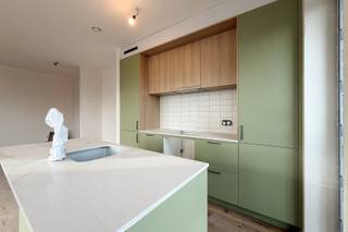 Dit tweeslaapkamer appartement van 91,40 m² beschikt over een inkomhal met toegang tot de lichtrijke eet- en leefruimte, een open keuken met voldoende opbergruimte, twee slaapkamers, een afzonderlijk toilet en een badkamer voorzien van een wastafel en een inloopdouche. Het appartement heeft een oostelijk georiënteerd terras van 8,10 m². <br /><br />Residentie 'Thuis aan de Statie' is een centraal gelegen en energiearm nieuwbouwproject bestaande uit 29 kwalitatief afgewerkte appartementen met 1, 2 en 3 slaapkamers en ruime zonneterrassen verspreid over het gelijkvloers, de eerste, tweede en derde verdieping. Naast de future-proof technieken, vrij van fossiele brandstoffen, en het lastenboek wordt een nadruk gelegd op het sociale aspect, waarbij een gezamenlijk daktuin van 300 m² wordt voorzien. Het hoge comfort vertaalt zich in het gebruik van efficiënte, vooruitstrevende technieken, waarbij ieder appartement werd voorzien van een eigen warmtepomp in combinatie met vloerverwarming. De appartementen worden ook uitgerust met een ventilatiesysteem type D. Op gebied van afwerking is er een degelijke standaard voorzien, volledig in lijn met de smaakvolle architectuur van het gebouw, ontworpen door het Antwerpse architectenbureau AWG. Er zijn 18 bovengrondse staanplaatsen voorzien.<br /><br />Verlaagd BTW-tarief van 6% mogelijk op de volledige constructiewaarde, nu ook voor investeerders mits min. 15 jaar verhuur.<br /><br />Benieuwd? Een persoonlijke, vrijblijvende afspraak kan via guillian@landbergh.be of 09 278 78 79.