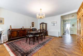 Spreekt een groot appartement in een goed onderhouden gebouw u aan? Hecht u veel belang aan een vlotte verbinding met het stadscentrum, maar primeert rust en een groene omgeving ook? Dan is dit wellicht de perfecte match voor u! Dit appartement met twee slaapkamers, twee terrassen gelegen op de 5de verdieping, privatieve kelderberging en optioneel garagebox, biedt alles wat u nodig heeft voor een comfortabel en praktisch leven!<br /><br />Indeling<br />U betreedt het eigendom via de ruime hal, die toegang biedt tot alle vertrekken. De woonkamer is licht en groot en beschikt over een prachtig visgraatparket. De aparte keuken is voorzien van alle nodige apparatuur en biedt voldoende kastruimte. Langs de keuken vindt u een berging waar de aansluitingen voor wasmachine en droogkast zich situeren. Verder zijn er twee ruime slaapkamers. De badkamer is uitgerust met een douche, ligbad, toilet en enkele wastafel. Daarnaast is een berging/dressing met ingemaakte kasten voor extra opslagruimte. U heeft twee terrassen. Het eerste terras kan u betreden via de woonkamer en het tweede, west georiënteerd, terras via de twee slaapkamers.<br />Het appartement beschikt tevens over een privatieve kelderberging nr. H5 en in de kelderverdieping vindt u een fietsenstalling terug.<br />Verder heeft u de mogelijkheid om de garagebox nr. 21, gelegen in het ondergrondse garagecomplex, aan te kopen aan € 30.000. <br /><br />Ligging<br />Het gebouw bevindt zich in een rustige buurt, met winkels, artsen, apotheek, bakker, slager... op wandelafstand. Voor uw deur vindt u de tramhalte van tram 5, waardoor u op 20 minuten in het historische hart van Antwerpen bent. Verder situeert u zich vlak aan de Bremweide en het Ertbruggebos, waardoor u zich in een mum van tijd in de natuur begeeft.<br /><br />Pluspunten<br />- Groot appartement: 115m²<br />- Energielabel B<br />- Dakisolatie aanwezig<br />- Driedubbele beglazing vooraan<br />- Mogelijkheid aankoop garagebox<br />- Zéér goed onderhouden gebouw<br /><br />Klinkt deze parel als uw toekomstige thuis en werd uw interesse aangewakkerd? Bel dan snel naar One vastgoed via 03 360 85 30!