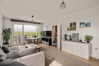 <strong>Lichtrijk 3-slaapkamerappartement met panoramisch uitzicht over Antwerpen en de Schelde<br /><br /></strong>Welkom in dit verzorgde en lichtrijke 3-slaapkamerappartement op de 9de verdieping waar ruimte, comfort en een uitstekende ligging samenkomen. Dankzij de grote raampartijen geniet u de hele dag van een uitzonderlijke lichtinval en een panoramisch uitzicht over het Antwerpse Zuid, de Schelde, het Galgenweel en zelfs de Antwerpse kathedraal.<br /><br />De ruime woonkamer sluit aan op een zonnig westgericht terras waar u elke avond kunt genieten van prachtige zonsondergangen. De praktische keuken biedt veel opbergruimte en is recent uitgerust met een nieuwe vaatwasser en een vrijstaande koel-vriescombinatie. Verder beschikt het appartement over drie volwaardige slaapkamers, een verzorgde badkamer, een aparte was-/bergruimte en een afzonderlijk gastentoilet.<br /><br />In 2022 werd het appartement vernieuwd met een onderhoudsvriendelijke LVT-vloer en een praktisch ingerichte berging. Ook het gebouw werd de voorbije jaren grondig aangepakt met onder meer dakisolatie, gevelisolatie en vernieuwde technische schachten.<br /><br />De ligging is een absolute troef: tram en bus stoppen letterlijk voor de deur, het historische centrum van Antwerpen is vlot bereikbaar en via de E17, E34 en de Waaslandtunnel bent u in een mum van tijd onderweg. Winkels, scholen, horeca en tal van recreatiemogelijkheden bevinden zich in de directe omgeving.<br /><br />Het appartement is momenteel verhuurd, maar kan indien gewenst vrij worden opgeleverd bij het verlijden van de akte.<br /><br />Bijzonderheden:<br />- EPC score B<br />- Asbestveilig<br />- Conform elektriciteitsattest<br />- Gemeenschappelijke fietsenstalling<br />- Vaste kosten: € 300,00 incl. water, verwarming & conciërge<br />- Mogelijkheid tot aankoop van een afgesloten garagebox (€ 30.000)
