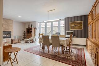 Deze unieke woning is uitstekend gelegen in de Paviljoenstraat, op wandelafstand van de Grote Markt en alle voorzieningen die het stadscentrum van Veurne te bieden heeft. Dankzij de aanwezigheid van een lift en twee ruime garages biedt deze eigendom een uitzonderlijk wooncomfort.Zoek je immo in Veurne? Lees dan zeker verder.INDELINGGelijkvloers:- inkomhal met lift- twee ruime garages met tal van opbergmogelijkheden- apart toilet1e verdieping:- ruime en lichtrijke leefruimte met gezellige gashaard- volledig geïnstalleerde keuken met kookeiland- praktische berging/wasruimte- gastentoilet2e verdieping:- ruime nachthal- ruime slaapkamer met extra berging- badkamer met dubbel wasmeubel, ligbad en douche- apart toilet- bureau of dressing met plooitrap naar de zolderTROEVEN- centrale ligging nabij de Grote Markt- lift aanwezig- twee garages- veel bergruimte- instapklare en comfortabele woning- 3 toiletten- geschikt voor eigen bewoning als investeringBestuursmaatregelen in het maatregelenregister: nee