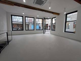 Deze winkel is gelegen op een zeer zichtbare hoek, midden in het toeristische centrum van de Stad. Vlakbij 'BaiAntwerp', 'Sweet Soda',...