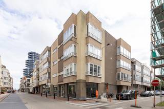 <p><strong>Gesloten garagebox te koop in Knokke-Heist vlakbij het Heldenplein en het strand te Heist-aan-Zee. </strong><br /><br /><br />Een bezoek ter plaatse wordt sterk aangeraden en is steeds mogelijk op afspraak.<br />Contacteer Ayita vandaag nog om uw afspraak vast te leggen via 0496 13 43 12. of op ayita@eraservimo.be</p>