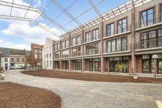 Groen wonen in het hart van Tienen<br />In woonbuurt Dony woon je rustig en groen, midden in het centrum van Tienen. Deze ruime gezinswoning combineert comfort, licht en een aangename buitenruimte in een karaktervolle, groene omgeving.<br /><br />De woning beschikt over 3 slaapkamers, 2 badkamers en een bewoonbare oppervlakte van 166 m². Daarnaast geniet je van een terras van 11 m² en een tuin van 29 m², ideaal om buiten tot rust te komen.<br /><br />Dony is een stijlvolle nieuwe stadsbuurt met veel aandacht voor groen, rust en een aangename leefomgeving, vlak bij alle voorzieningen van Tienen.<br /><br />Sommige woningen komen in aanmerking voor het verlaagde btw-tarief van 6%. Benieuwd dewelke? Vraag meer info bij de sales consultant.<br /> 