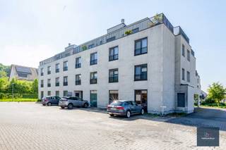 SCHRIJF U IN VOOR HET BEZOEKMOMENT : ZIE WEBSITE : Dit aangenaam en lichtrijk appartement met ruim terras, staanplaats en garagebox wordt...