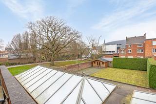 Aan de Naamsevest 51, vlak bij het cultureel centrum, bevindt zich deze uitzonderlijke villa die ruimte, luxe en een absolute toplocatie combineert. Dankzij haar unieke positie, grenzend aan het groene Pater Damiaanhof en zonder directe buren, geniet u hier van volledige rust en privacy, midden in het bruisende centrum van Sint-Truiden.<br /><br />Bij het binnenkomen verwelkomt een stijlvolle inkomhal met gastentoilet u in deze elegante woning. De ruime living met eetkamer (40 m²) vormt samen met de aangrenzende leefruimte een harmonieus geheel. Een volledige wand met maatwerk inbouwkasten in hoogwaardig hout biedt zowel esthetisch als praktisch comfort. De overvloedige lichtinval en verfijnde afwerking creëren een warme, uitnodigende sfeer.<br /><br />De keuken is een droom voor elke kookliefhebber: uitgerust met topapparatuur van Miele, waaronder een extra groot inductievuur, stoomoven, microgolfoven, warmtelade en Amerikaanse koelkast. Het natuurstenen werkblad en de talrijke ingebouwde kasten combineren elegantie met gebruiksgemak. De leefruimte sluit aan op de luxueuze veranda van 55 m², uitgevoerd met aluminium raamprofielen. Dit is de ideale plek om het hele jaar door te genieten van het uitzicht op de groene, perfect georiënteerde tuin.<br /><br />Unieke meerwaarde: naast de ruime oprit beschikt u over een inpandige garage met elektrische sectionaalpoort en een carport met elektrische toegangspoort, goed voor meerdere wagens. Een echte zeldzaamheid in het centrum. De carport bevindt zich bovendien op een extra perceel bouwgrond, een volledig ommuurde ‘clos’ die extra privacy en exclusiviteit biedt.<br />Op de bovenverdieping bevinden zich vier royale slaapkamers (elk minstens 16 m²), allemaal voorzien van praktische inbouwkasten. De master bedroom beschikt over een elegante walk-in dressing (8 m²). De badkamer is luxueus afgewerkt en uitgerust met een ruime douche, ligbad, dubbele lavabo en toilet. De volledige verdieping is bekleed met hoogwaardig parket, wat zorgt voor een warme en klassevolle uitstraling.<br /><br />De zolder van ca. 60 m² biedt nog tal van mogelijkheden. Dankzij de aanwezige isolatie en dakbedekking kan deze ruimte eenvoudig worden ingericht als extra slaapkamer(s), bureau, hobbyruimte of polyvalente ruimte.<br /><br />Technisch is het pand grotendeels up-to-date: vernieuwde elektriciteit, ramen met dubbel glas en hoewel de centrale verwarming nog op stookolie is met een Viessmann-ketel, is er wel reeds gas ingeleid aan de voordeur.  Verder zorgt de waterverzachter nog voor bijkomend comfort.<br /><br />Kortom: deze villa biedt een unieke combinatie van ruimte, rust, luxe en bereikbaarheid, met parameters die in het stadscentrum zelden voorkomen: een tuin, meerdere autostaanplaatsen, garage, carport én geen directe buren dankzij de ligging naast het park.<br /><br />Of u nu droomt van een exclusieve gezinswoning, een representatief kantoor of een combinatie van beide, dit is een zeldzame kans in het hart van Sint-Truiden. Of u nu droomt van een private woning, een top-end kantoor/praktijk of een mix van beide? Aarzel dan niet om ons te contacteren voor meer informatie of een bezoek ter plaatse!