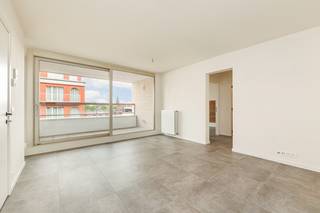 In de Bredastraat, vlak bij Park Spoor Noord, bevindt zich dit verzorgd appartement op de derde verdieping van een recent gebouw uit 2019 met lift. De ligging combineert een vlotte bereikbaarheid met alle dagelijkse voorzieningen in de directe omgeving, zoals winkels, openbaar vervoer en horecazaken.<br /><br />Het appartement is praktisch ingedeeld en geniet van veel natuurlijke lichtinval in de leefruimte. De open keuken sluit aan op de woonkamer en zorgt voor een aangenaam geheel. Verder beschikt het appartement over één volwaardige slaapkamer, een badkamer met inloopdouche en een inpandig terras dat extra buitenruimte biedt.<br /><br />Bij het appartement hoort bovendien een privatieve kelderberging. Een staanplaats kan afzonderlijk worden aangekocht, wat een duidelijke meerwaarde vormt op deze locatie. (27.500 euro)<br /><br />Dankzij het bouwjaar 2019 voldoet het appartement aan de hedendaagse normen op vlak van comfort en energiezuinigheid. Zo beschikt het over een gunstig EPC-label A en een conforme elektrische installatie. Ook het gebouw verkeert in uitstekende staat van onderhoud en de algemene kosten zijn bijzonder laag.<br /><br />Dit appartement is een interessante opportuniteit voor wie op zoek is naar een recente, instapklare woonst op een centrale ligging in Antwerpen, zowel voor eigen bewoning als investering.<br /><br />Voor meer informatie of een bezoek kan u contact opnemen via info@wellimmo.net of telefonisch op 03 225 00 68.<br /><br />Bekijk alvast de videotour, grondplan, gunstig EPC en de elektrische keuring via de Wellimmo-site (documenten)
