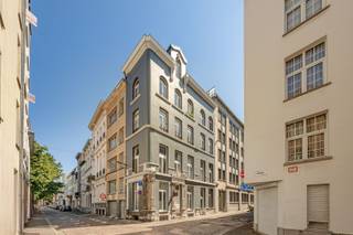 <p><span>Ben je op zoek naar je eigen hippe stek in hartje Antwerpen, waar je letterlijk alleen nog je verhuizing hoeft te plannen? Dit waanzinnige hoekappartement aan de Jan Van Lierstraat 1 biedt de perfecte mix van een toplocatie, modern comfort en een geweldige vibe. In 2023 onderging het een complete totaalrenovatie, waardoor alles gloednieuw en perfect afgewerkt is. Ideaal als eerste eigen thuis of als slimme investering!</span></p><p><span>De highlights:</span></p><ul><li><span>Totaalrenovatie van 2023: Volledig instapklaar, modern en zorgeloos wonen.</span></li><li><span>Perfect technisch rapport: Een uitstekend EPC B-label, conforme elektrische keuring en volledig asbestveilig. </span></li><li><span>Overvloed aan licht: Gelegen op een hoek met grote raampartijen in twee gevels.</span></li><li><span>Toplocatie: Midden in de levendige en hippe Universiteitsbuurt.</span></li></ul><p><span>Indeling en troeven: Je komt binnen in een lichte, sfeervolle leefruimte waar het daglicht dankzij de twee raamgevels prachtig binnenstroomt. De open keuken sluit hier perfect op aan en is voorzien van alle eigentijdse toestellen. Verder beschikt het appartement over een gezellige, rustige slaapkamer en een trendy badkamer met een comfortabele inloopdouche. Super praktisch zijn de aparte wasplaats/berging in het appartement én een extra private kelderberging voor al je spullen.</span></p><p><span>De buurt: Je woont hier in het kloppende hart van de stad. Gezellige koffiebars, hippe lunchplekken, de leukste terrasjes en de universiteitscampussen liggen letterlijk om de hoek. Zin in cultuur, shoppen of een avondje uit? Alles is op wandel- of fietsafstand bereikbaar. Met een Velo-station vlakbij en uitstekend openbaar vervoer verplaats je je bovendien razendsnel door heel Antwerpen.</span></p><p><span>Benieuwd naar dit unieke appartement? Maak snel een afspraak voor een bezoek via 03/646.66.55 of lynn@sinjoor.be </span></p>