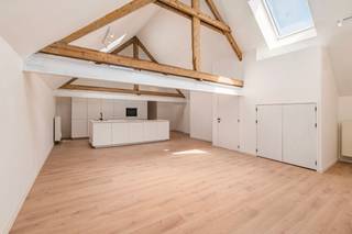 <p>Woning in het centrum van Vilvoorde, nabij openbaar vervoer en voorzieningen.</p>
<p>Deze woning uit 1932 werd volledig gerenoveerd. De grote garage/loods van maar liefst 113 m² op het gelijkvloers biedt tal van mogelijkheden voor opslag, hobby of professioneel gebruik. Dankzij het EPC-label B geniet u bovendien van een energiezuinige woning. De centrale ligging nabij openbaar vervoer, winkels en het ziekenhuis maakt het geheel extra interessant voor wie comfortabel wil wonen in Vilvoorde.</p>
<p>Belangrijkste ruimtes:<br />• Ruime woonkamer (46,6 m²) met veel lichtinval<br />• Moderne keuken (13,1 m²) uitgerust met A-merktoestellen<br />• Praktische berging (3,2 m²) met aansluiting voor wasmachine en droogkast<br />• Badkamer (7,9 m²) met douche, ligbad en dubbele wastafel in meubel<br />• Twee slaapkamers van 10,7 m² en 15 m²<br />• Grote garage/loods (113 m²) met diverse gebruiksmogelijkheden<br />• Kelder (32 m²) ideaal als extra opslagruimte</p>
<p>Troeven:<br />• Volledig gerenoveerd met moderne afwerking<br />• Lichtrijk appartement op 1e verdieping<br />• Grote garage/loods van 113 m² op het gelijkvloers<br />• Energiezuinige woning met EPC-label B<br />• Elektriciteit conform</p>
<p>Neem vandaag nog contact op met Maïthé Carrasco op 02 270 90 75 voor een bezoek.</p>
<p>JOUW DROOMHUIS. ZO GEVONDEN!</p>