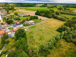 UITZONDERLIJKE VILLAGROND MET WEIDE OP 9714 M² biedt een zeldzame kans in het LANDELIJKE EVERBEEK (Brakel). Dankzij een ROYALE STRAATBREEDTE VAN...