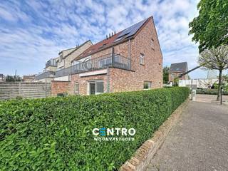 In een zeer LEUKE straat met veel parkeergelegenheid te Uitkerke ligt dit recente duplexappartement met 3 RUIME slaapkamers en ruim ZUIDgericht zonneterras!<br /><br /><strong>INDELING:</strong><br /><em><u><strong>Eerste verdieping:</strong></u></em><br />inkomhal met vestiaire - ruime lichtrijke living met volledig ingerichte open keuken (O.a. met fornuis, dampkap, combi-oven, frigo én vaatwasmachine) - wasplaats (met alle voorzieningen voor wasmachine) - afzonderlijk gastentoilet (met lavabo) - ruim ZUIDgericht zonneterras.<br /><br /><strong><em><u>Tweede verdieping:</u></em></strong><br />Nachthal - ruime badkamer (O.a. met dubbel lavabomeubel, hangtoilet, ligbad én inloopdouche) - 3 ruime slaapkamers.<br /><br /><u><em><strong>Derde verdieping:</strong></em></u><br />Ruime geïsoleerde zolder.<br /><br /><u><strong>Opmerkingen:</strong></u><br />- ENERGIEZUINIG appartement: Energielabel B!<br />- Elektriciteit volledig GOEDgekeurd.<br />- Ventilatiesysteem C.<br />- CV op aardgas.<br />- Gemeenschappelijke fietsenberging aanwezig.<br /><br />ZEER interessante woning voor JONGE mensen! Ruim lichtrijk appartement vlakbij winkels, scholen, openbaar vervoer... Aarzel zeker niet om ons te contacteren voor een bezoek ter plaatse: 050/70.01.02 - info@centro.be.