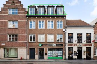 Wonen in het bruisende hart van Lier?<br />Op een absolute Toplocatie nabij het Zimmerplein bevindt zich dit aangename en ruime dakappartement met 2 slaapkamers en terras.<br /><br />Het appartement is gelegen op de derde verdieping en verwelkomt je via de inkomhal, die toegang geeft tot de ruime en lichtrijke leefruimte. De open, geïnstalleerde keuken sluit hier mooi op aan en vormt samen met de woonkamer een aangename leefomgeving.<br /><br />Via de hal bereik je de twee slaapkamers van ca. 13 m² en 14 m², de badkamer, een apart toilet en een praktische technische berging.<br /><br />Als extra troeven beschikt het appartement over een terras, private kelderberging en gemeenschappelijke fietsenberging.<br /><br />Een aangenaam appartement met een praktische indeling op een uitstekende locatie in het centrum van Lier, met winkels, horeca en andere voorzieningen binnen handbereik.<br /><br />Pluspunten:<br />+ Toplocatie in centrum Lier<br />+ 2 ruime Slaapkamers<br />+ Lichtrijke woonkamer met open keuken<br />+ EK conform<br />+ Terras<br /><br />Is dit dakappartement op deze uiterst centrale locatie in hartje Lier iets voor jou? <br />Neem dan zeker contact op voor een bezoek ter plaatse via info@vbvastoed.be of op 03 337 50 70.